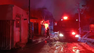 Şanlıurfa'da oduncular pazarında çıkan yangın itfaiye tarafından söndürüldü