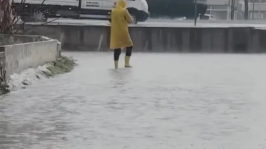 Kırklareli’nde şiddetli sağanak nedeniyle cadde ve sokaklar su altında kaldı