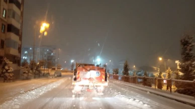 Battalgazi'de kar yağışı nedeniyle ekipler gece boyunca tuzlama çalışması yaptı