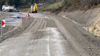 Türkeli’de karların erimesiyle heyelan meydana geldi ve yol çöktü