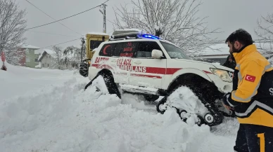 Bartın'da kar nedeniyle mahsur kalan hastayı sağlık ekipleri paletli ambulansla kurtardı