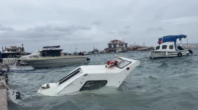 İzmir'in Karaburun ilçesinde fırtına nedeniyle iskeledeki tekneler battı