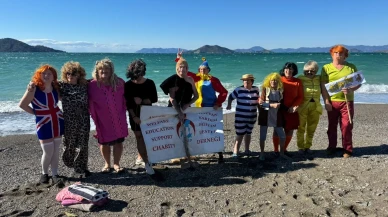 Fethiye’de soğuk havaya aldırmadan çocuklar ve hayvanlar için denize girdiler