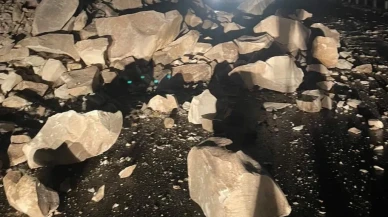 Dağdan kopan kayalar Birecik ilçesinde yolu trafiğe kapattı
