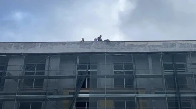 Bolu'da işçiler alacaklarını alamayınca okul inşaatının çatısına çıktı