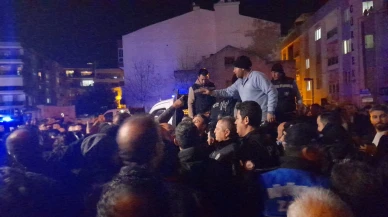 Kuşadası Belediyesi meclis üyesi Apaydın hizmetlerin aksamaması için çadır kurdu