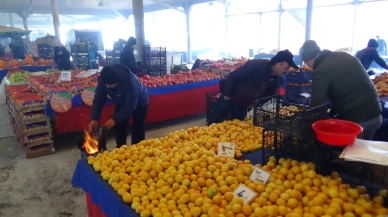 Kütahya’da pazarcılar soğuğa karşı tenekede ateş yakarak ısınıyor