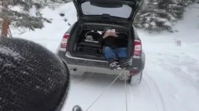 Şavşat’ta geleneksel tahta kızaklarla kış eğlencesi devam ediyor