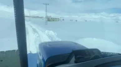 Yüksekova'da karla kaplı yolda hastayı kurtarmak için traktörle seferber oldular