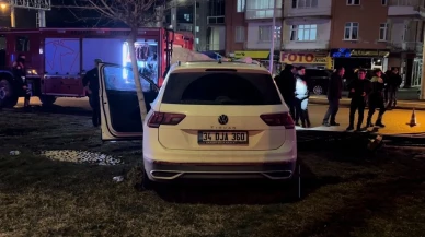 Aksaray’da kontrolden çıkan otomobil direğe çarptı ve yangın çıktı