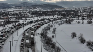 TEM Otoyolu'nun Bolu geçişinde yoğun kar nedeniyle trafik durdu