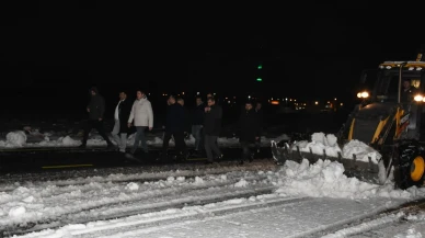Mardin'in Nusaybin ilçesinde Kaymakam Evren Çakır karla mücadele çalışmalarını inceledi