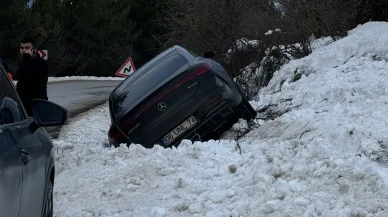 Bolu'da Kartalkaya yolunda lüks araç kar birikintisine saplandı