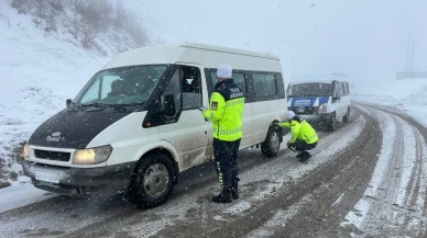 Jandarma ekipleri Hakkâri'de kış lastiği ve emniyet kemeri uyarısı yaptı