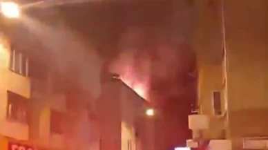 Burdur'da 4 katlı binanın çatısında çıkan yangın itfaiye ekiplerince kontrol altına alındı