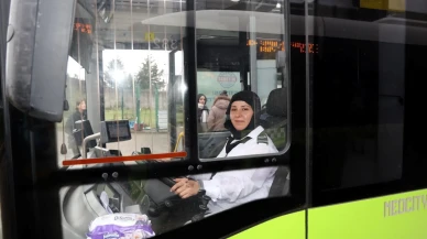 Kocaeli'de kadın otobüs şoförleri trafiğe renk katıyor