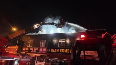 Ataşehir’de iki katlı binanın çatısında çıkan yangın paniğe neden oldu