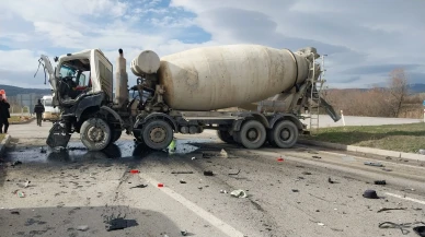 Kütahya'da iki beton mikserinin çarpışması sonucu 2 kişi yaralandı