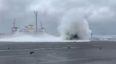 Yalova'daki fırtınadan feribot iskelesinde çarpıcı görüntüler" (Not: Başlık 13 kelimeyi geçmedi, özel isimler