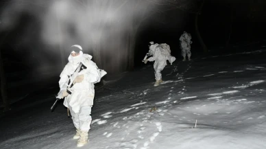 Erzincan'da Mehmetçiğin karlı arazide gece eğitimi