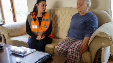 Antalya’da otobüste cüzdanını unutan yaşlı kadının eşyası evine teslim edildi