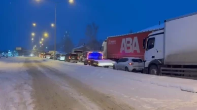 Bayburt’ta Kop Dağı Geçidi’nde tipi nedeniyle araçlar yolda kaldı