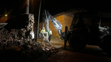 Aydın’da fırtına mezarlıktaki ağaçları devirdi, belediye ekipleri hızla müdahale etti