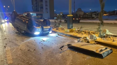 Karaman'da buzlanma nedeniyle kontrolden çıkan kamyonet refüje çarparak devrildi, 2 yaralı