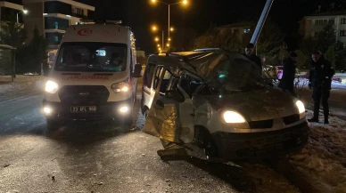 Elazığ’da buzlanmadan dolayı kontrolden çıkan hafif ticari araç direğe çarptı