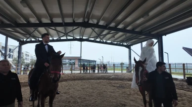 İstanbul Esenyurt'ta at üstünde nikah kıyan çift unutulmaz bir gün yaşadı
