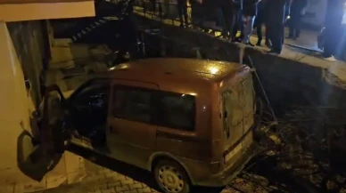 Çorum'da otomobille çarpışan hafif ticari araç apartman boşluğuna savruldu, 2 yaralı