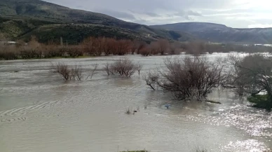 Ankara'nın Beypazarı ilçesinde sağanak sonrası ekili araziler sular altında kaldı