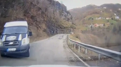 Trabzon'da öğrenci servisi kazası otomobil kamerasına yansıdı