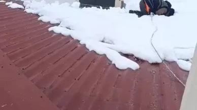 Yüksekova’da dondurucu soğuğa rağmen çatıda kar üzerinde ibadet edildi