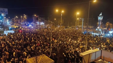 Adıyaman'da binlerce kişi deprem şehitlerini anmak için saat kulesi önünde toplandı