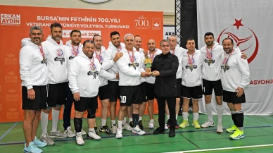 Bursa'da Osmangazi Belediyesi'nin düzenlediği veteranlar voleybol turnuvası sona erdi