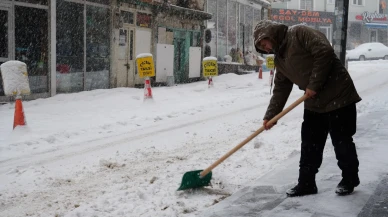 Bayburt'ta lapa lapa kar yağışı hayatı olumsuz etkiliyor