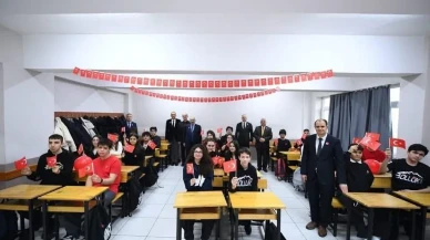 Balıkesir'de eğitimde ikinci dönem bayrak sevgisiyle başladı