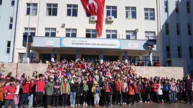 Seydikemer'de belediye başkanı Akdenizli çocuklar için okul bahçesine kar getirdi