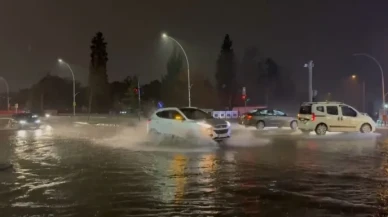 Bursa’da sağanak sonrası rögarlar taştı, cadde göle döndü