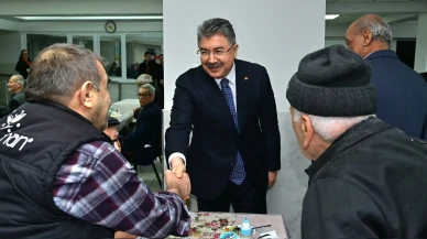 Eskişehir'de Vali Yılmaz huzurevi sakinleriyle bir araya geldi ve doğum günü kutlandı