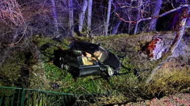 Kayseri’de ehliyetsiz sürücünün kontrolünden çıkan otomobil bahçe duvarından uçtu