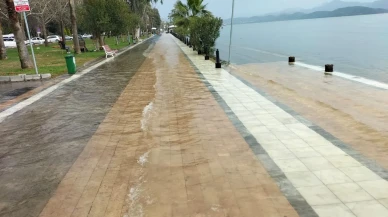 Köyceğiz Gölü taştı, kordon ve çevresi sular altında kaldı