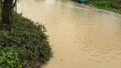 Çeşme'de sağanak yağış ve fırtına günlük yaşamı zorlaştırdı