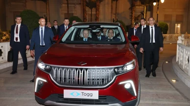 Kahire'de Cumhurbaşkanı Erdoğan Mısır Cumhurbaşkanı es-Sisi'ye Togg hediye etti