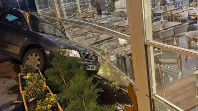 Kayseri’de kontrolden çıkan otomobil kafeteryaya girdi, saniyelerle kurtuldular