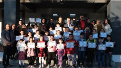 Buharkent'te Gençlik Merkezi'nde satranç kursunu tamamlayan öğrencilere katılım belgeleri verildi