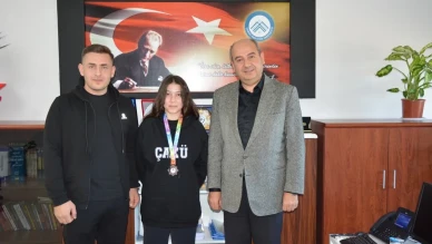 Çankırı'da vücut geliştirme için gittiği salonda kick boksa başlayan Fatma Başak Coşer Ünilig'de