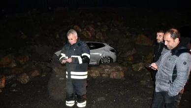 Hatay'da istinat duvarı park halindeki araçların üzerine çöktü