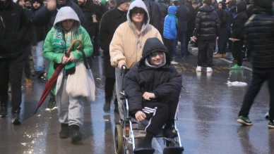 Kocaeli Stadyumu'nda Fenerbahçe ve Kocaelispor taraftarları maç için stadyum çevresinde toplandı
